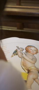 Un enfant en pleine activité de découverte du baroque avec la Fondation Facim
