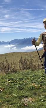 Une marionnette géante dans un paysage de montagne