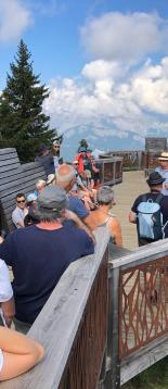 Un guide de la Fondation Facim avec un groupe de visiteurs