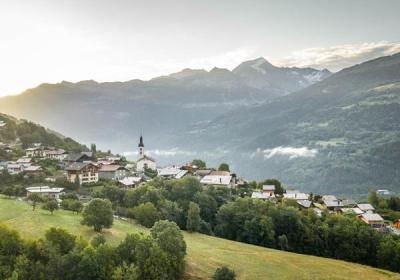 Balade musicale dans le village de la Côte d'Aime : visite insolite_La Plagne Tarentaise - Vue du village de la Côte d'Aime (Pierrolaz)