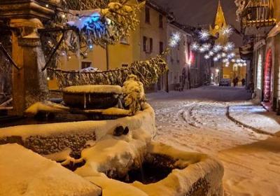 La magie de Noël à Aussois - La place du village enneigée, de nuit