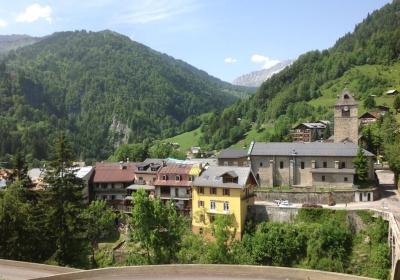 Le village de Flumet - Vue du village de Flumet, son église, ses maisons suspendues depuis la route de la Germandière. Massifs verdoyants en fond. Le village de Flumet - Vue du village de Flumet, son église, ses maisons suspendues depuis la route de la Germandière. Massifs verdoyants en fond.