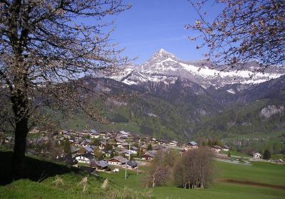 Visite guidée : Le hameau du Cernix_Cohennoz - Le Cernix vu d'en haut, le Mont Charvin enneigé en arrière-plan Visite guidée : Le hameau du Cernix_Cohennoz - Le Cernix vu d'en haut, le Mont Charvin enneigé en arrière-plan
