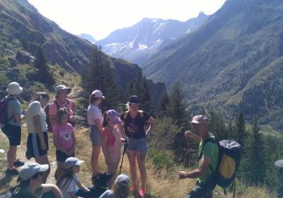 Randonnée-découverte : rencontre en chemin avec Julien, chevrier passionné à Champgny-le-Haut_Champagny-en-Vanoise - Randonnée et rencontre avec un agriculteur de montagne : sur un alpage avec des chèvres, à Champagny-le-Haut Randonnée-découverte : rencontre en chemin avec Julien, chevrier passionné à Champgny-le-Haut_Champagny-en-Vanoise - Randonnée et rencontre avec un agriculteur de montagne : sur un alpage avec des chèvres, à Champagny-le-Haut