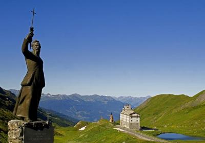 A tavola! - Goûter au Petit Saint-Bernard_Séez - Statue de l'abbé Chanoux avec l'hospice A tavola! - Goûter au Petit Saint-Bernard_Séez - Statue de l'abbé Chanoux avec l'hospice