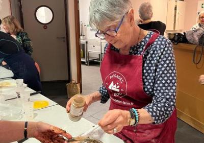 Atelier fabrication et dégustation de pâtes - Fête des Alpes_Val-Cenis - Christiane Durand fabriquant des pâtes