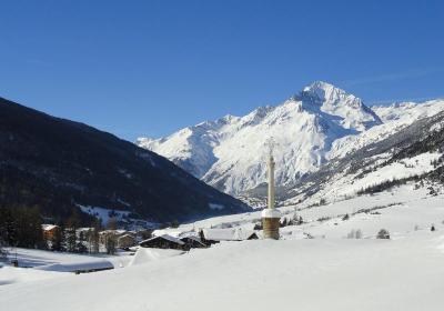 Lecture de paysage : pause insolite au sommet du télésiège du Solert_Val-Cenis - Vue générale de Lanslevillard et de la Dent Parrachée