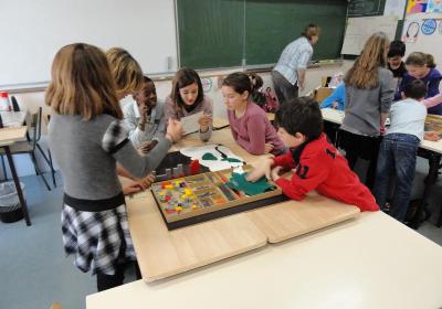 Atelier urbanisme Kit station à Bessans - Un groupe d'enfants construit la maquette d'une station