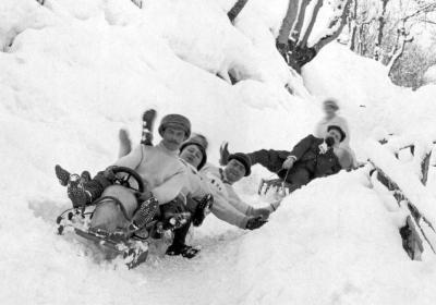 Film commenté : Les sports d'hiver en Savoie Mont Blanc, toute une aventure !_La Plagne Tarentaise - Les Avanchers - Piste de Bobsleigh