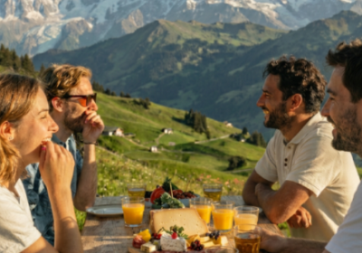 Apero au sommet Les Saisies - Groupe qui prend l'apero face au mont blanc