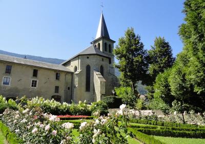 Une église médiévale dans son écrin de jardins (JEP)_Le Bourget-du-Lac - chevet de l'église Saint Laurent et jardins