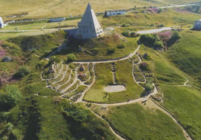 Musée de la Pyramide du Mont-Cenis - La Pyramide et le Jardin Alpin vus du ciel