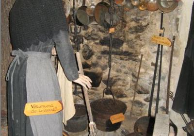 Le musée des Traditions - Ustensiles de la vie quotidienne et femme en tenue de travail