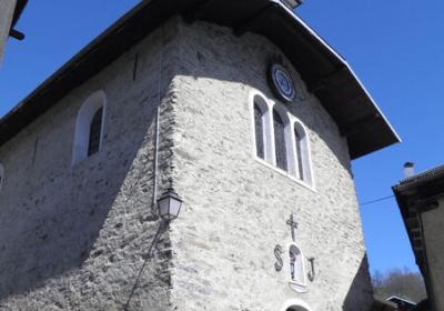 Chapelle Saint-Jacques - Au coeur du village, la façade de la chapelle