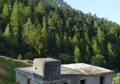 Vue extérieure de la maison penchée à Modane - Vue extérieure de la maison penchée à Modane