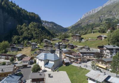 Eglise de La Giettaz en Aravis - Eglise vue de haut au centre du village, la chaîne des Aravis en fond