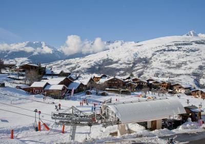 Village de Montchavin - Front de neige avec le jardin des neiges et le départ du télésiège de Montchavin