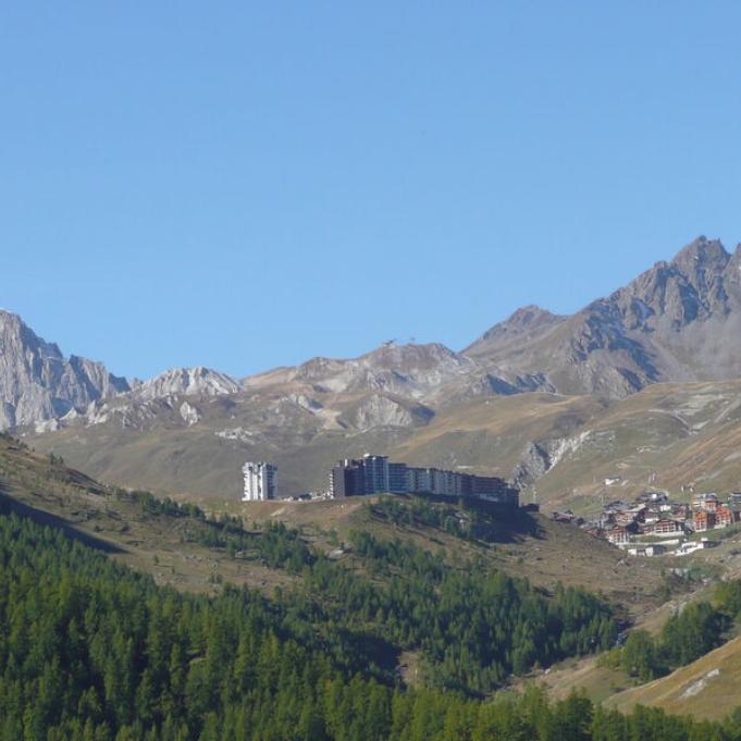 tignes - Tignes 2100 : vue sur le quartier du Lavachet depuis le lac du Chevril