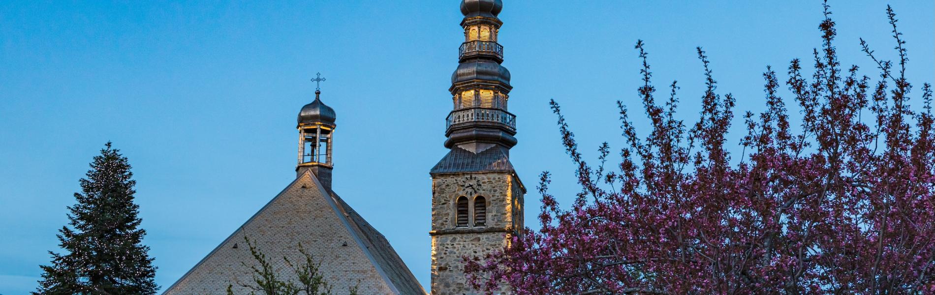 Le clocher de Combloux éclairé, au crépuscule. Escapades baroques dans les Alpes avec la Fondation Facim