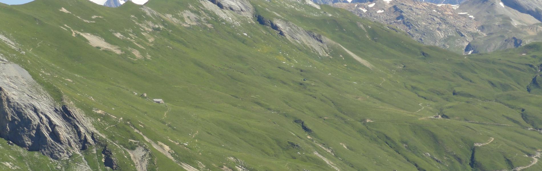 Beaufortain - Roselend avec un sommet enneigé en arrière-plan