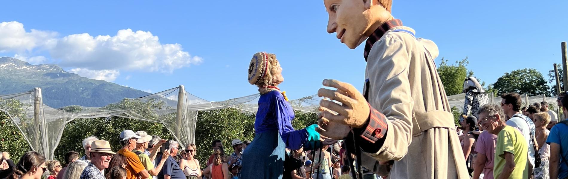 Une marionnette géante regarde le public. Un appétit de géants, Verrens-Arvey, 2025
