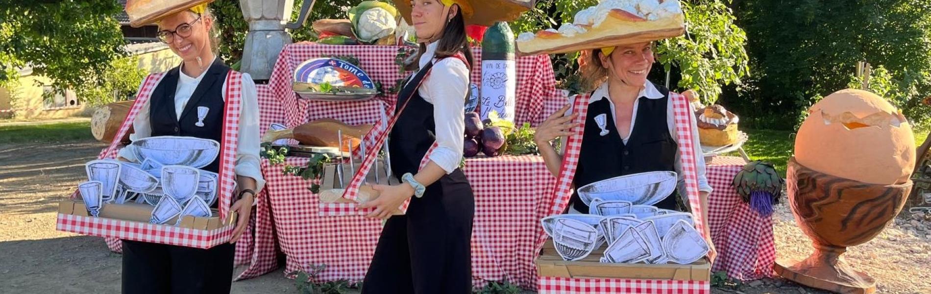 Des comédiennes au chapeau en forme de tartes. Un appétit de géants avec la Fondation Facim, juin 2025, Verrens-Arvey