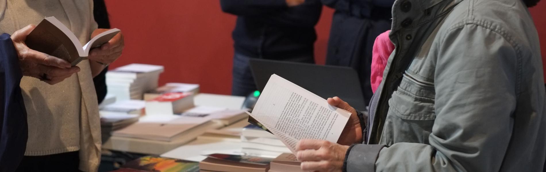 Stand de livres avec la Fondation Facim