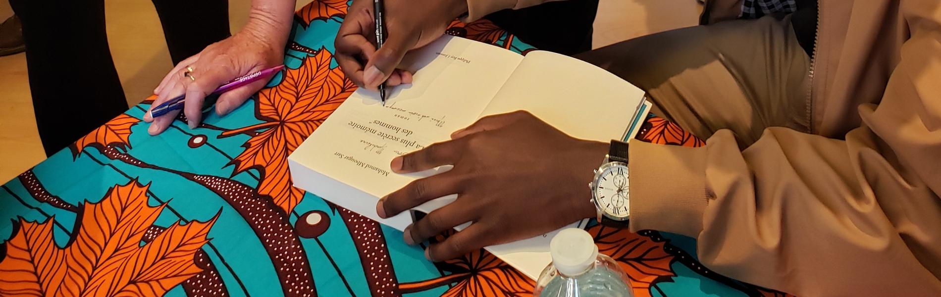Mohammed Mbougar Sarr en séance de dédicaces, Saison littéraire 2022, Fondation Facim