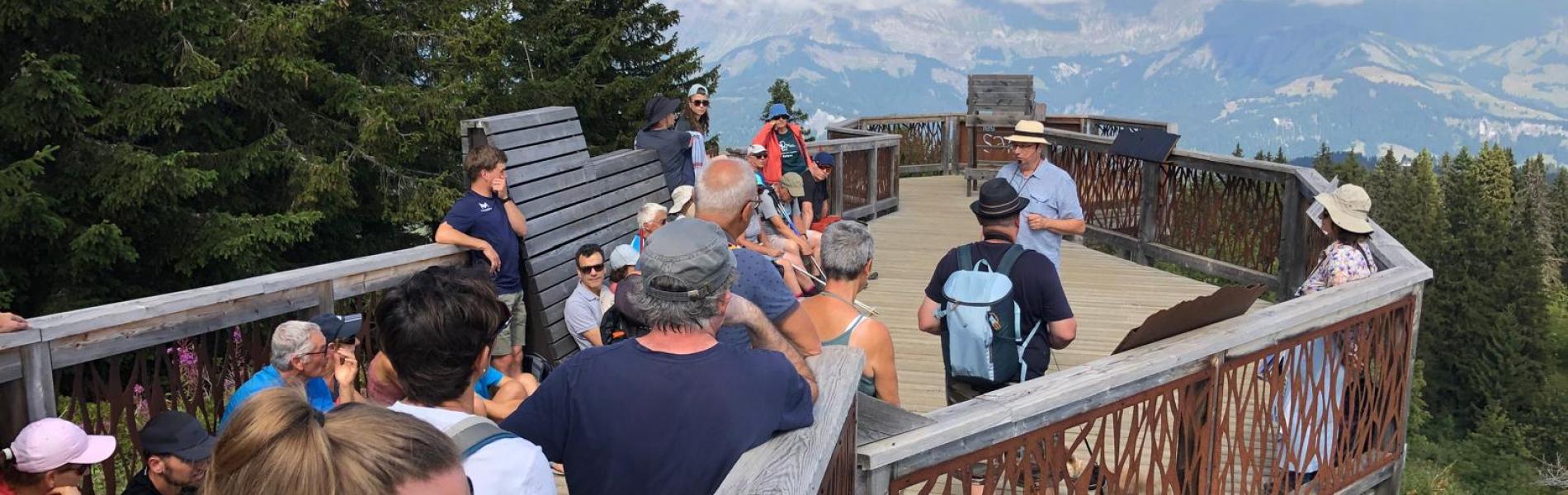 Un guide de la Fondation Facim avec un groupe de visiteurs