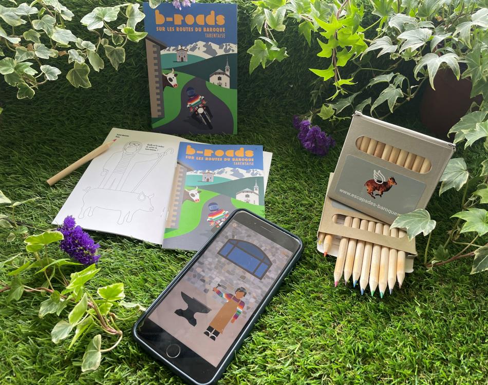 Un téléphone ouvert sur l'application B-Roads. Escapades baroques dans les Alpes avec la Fondation Facim