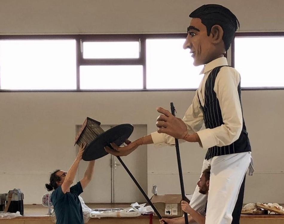 Essais de manipulation d'une marionnette géante avec la Compagnie Les Grandes Personnes