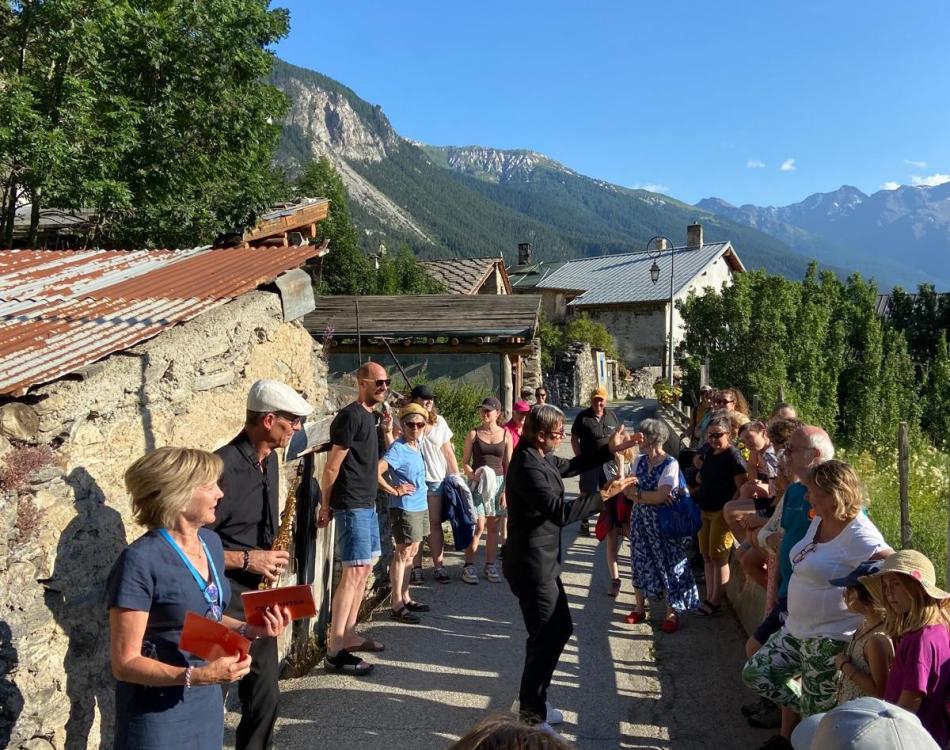 Spectacle Barock n'roll dans les rues de Termignon. Escapades baroques dans les Alpes avec la Fondation Facim