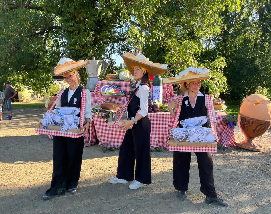 Des comédiennes au chapeau en forme de tartes. Un appétit de géants avec la Fondation Facim, juin 2025, Verrens-Arvey
