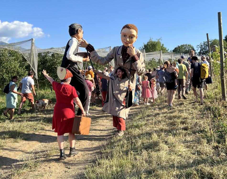 Un appétit de géants avec la Fondation Facim et la compagnie Les Grandes Personnes, Verrens Arvey, juin 2025