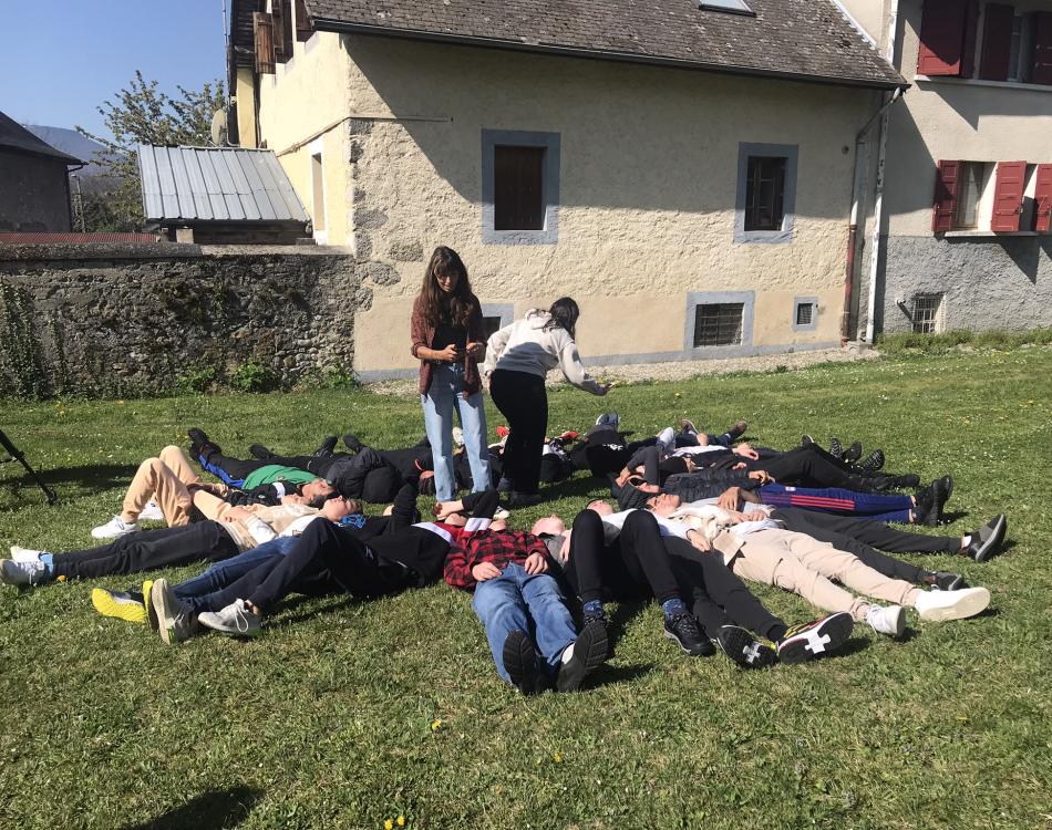 Lou Kanche mène un atelier avec des lycéens_Résidence de la Fondation Facim, 2022