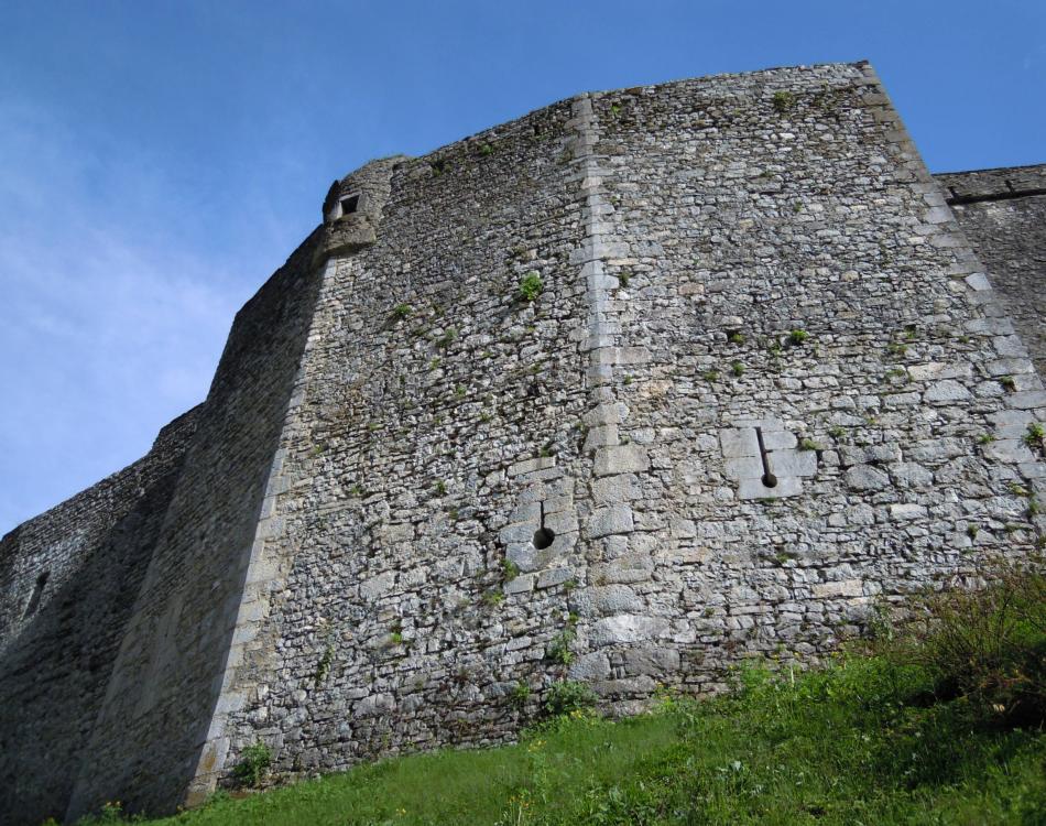 Gros plan sur une muraille du château de Miolans