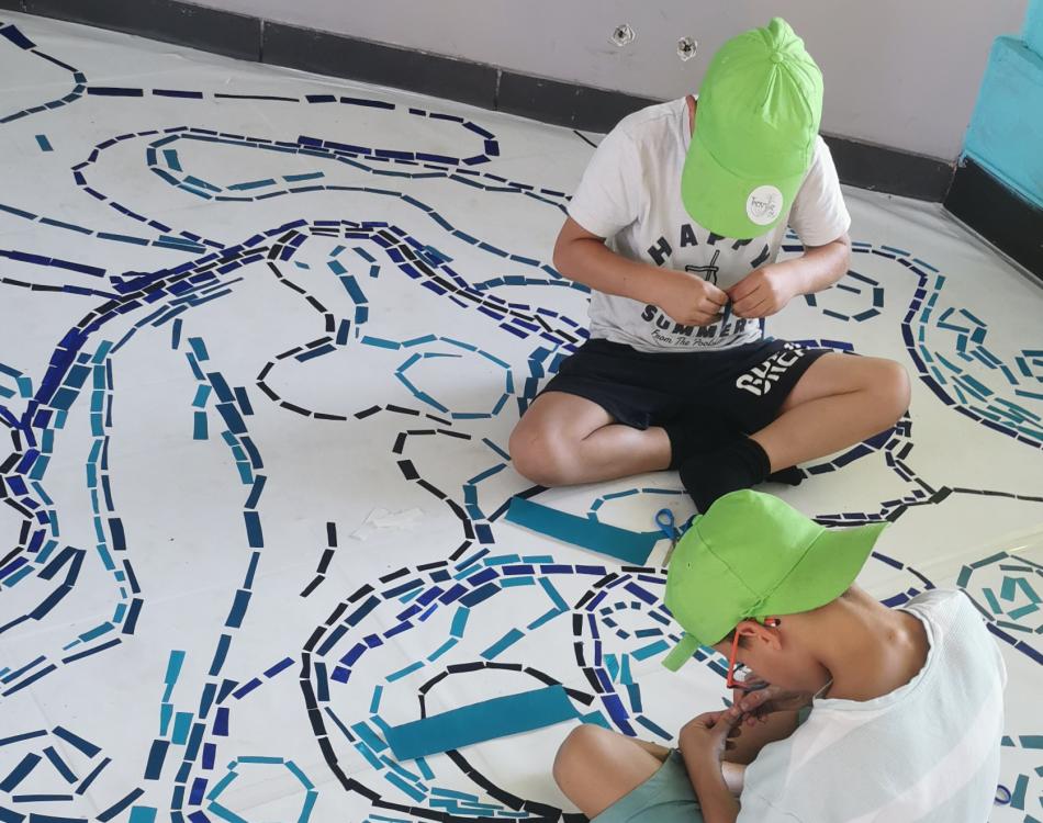 Enfants réalisant une mosaïque, C'est mon patrimoine 2025_Fondation Facim