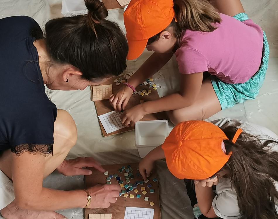 Une adulte et deux enfants travaillent à une mosaïque_C'est mon patrimoine 2025_Fondation Facim