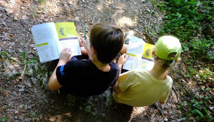 Deux enfants en visite au fort de Tamié - deux enfants livret jeu