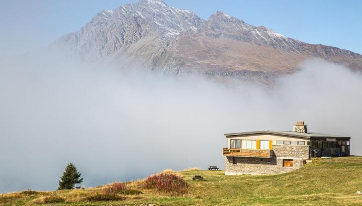 Maison Franco Italienne_Val-Cenis - Le batiment ensoleillé carressé par la Lombarde