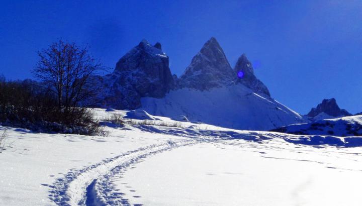 Les Aiguilles d'Arves, trace de raquettes - Fondue dans un chalet d'alpage