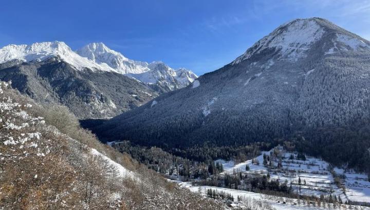 Vue sur Bozel et le Grand Bec en hiver sur la boucle des hameaux - Bozel - Vue sur Bozel et le Grand Bec en hiver sur la boucle des hameaux - Bozel