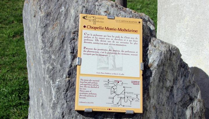 Les Chemins de l'Histoire - Circuit des chapelles de Lanslevillard_Val-Cenis - Panneau explicatif devant la chapelle de la Madeleine