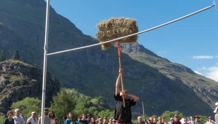 Fête du Rocher entre Bessans et Bonneval sur Arc - Concours de lancer de botte de paille