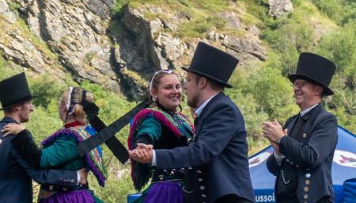 Fête du Rocher entre Bessans et Bonneval sur Arc - Les Danseurs de l'Arc en représentation