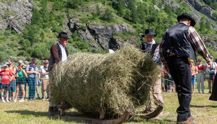Fête du Rocher entre Bessans et Bonneval sur Arc - Confection d'un barillon