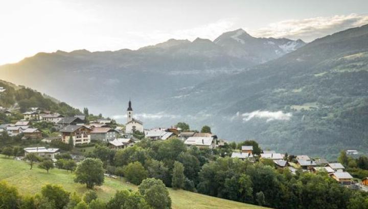 Balade musicale dans le village de la Côte d'Aime : visite insolite_La Plagne Tarentaise - Vue du village de la Côte d'Aime (Pierrolaz)
