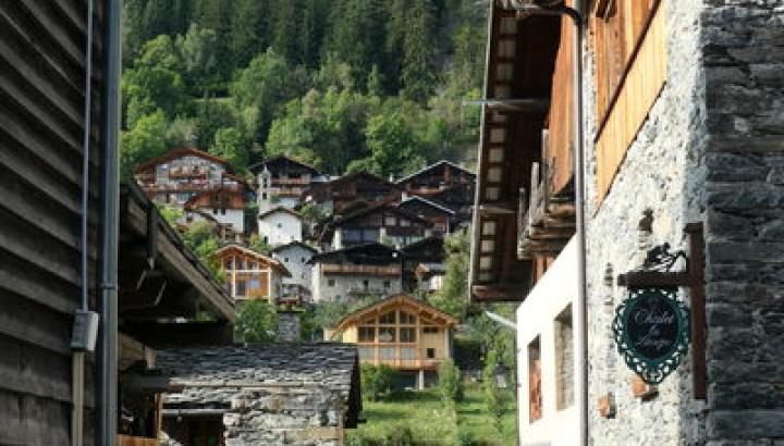 La Mazure - Vue des ruelles à La Mazure à côté du bachal