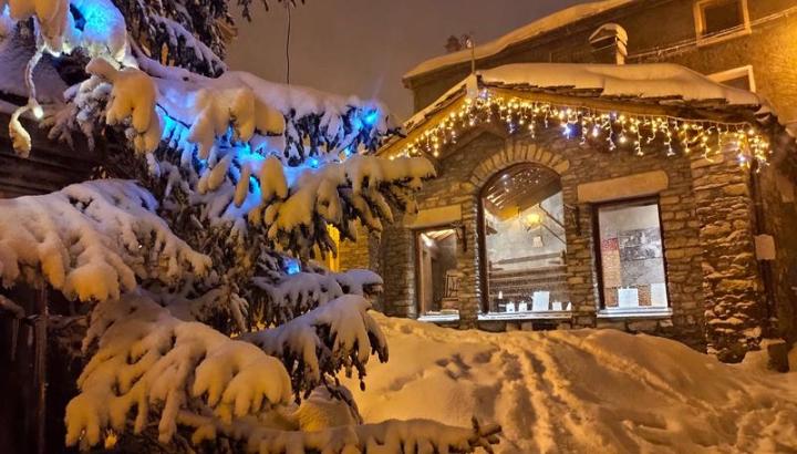 Il était une fois Noël à Aussois - La place du village sous la neige de nuit