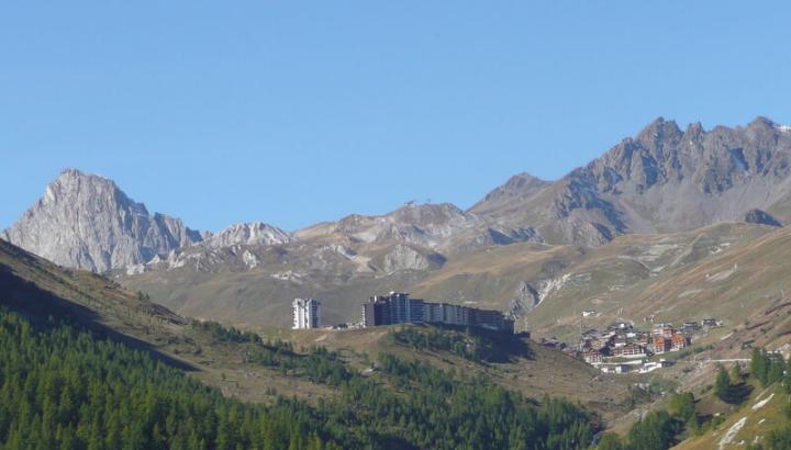 tignes - Tignes 2100 : vue sur le quartier du Lavachet depuis le lac du Chevril